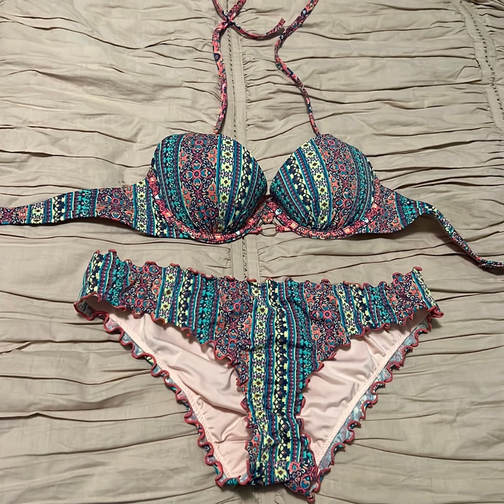 Shade shore swimsuit size 32b top and small bottoms
